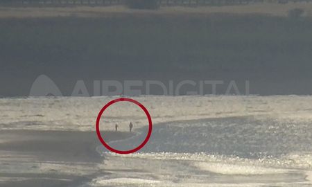 Con el zoom de la cámara, AIRE detectó a estas dos personas que caminaban sobre el lecho este martes al mediodía. Con el zoom de la cámara, AIRE detectó a estas dos personas que caminaban sobre el lecho este martes al mediodía.