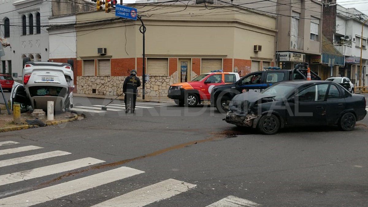 El impacto provocó que uno de los vehículos termine dado vuelta.&nbsp;