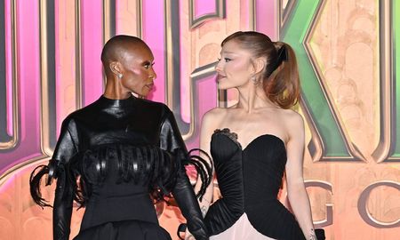 Ariana Grande explicó por qué toma de la mano a Cynthia Erivo en cada aparición pública. Ariana Grande explicó por qué toma de la mano a Cynthia Erivo en cada aparición pública.