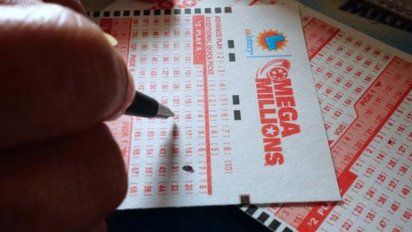 Un hombre que vivía en la calle ganó la lotería con un boleto que le regaló un desconocido.