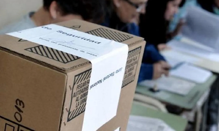 El joven de 21 años fue obligado a regresar a la escuela tras intentar huir para evitar ser presidente de mesa. El joven de 21 años fue obligado a regresar a la escuela tras intentar huir para evitar ser presidente de mesa.