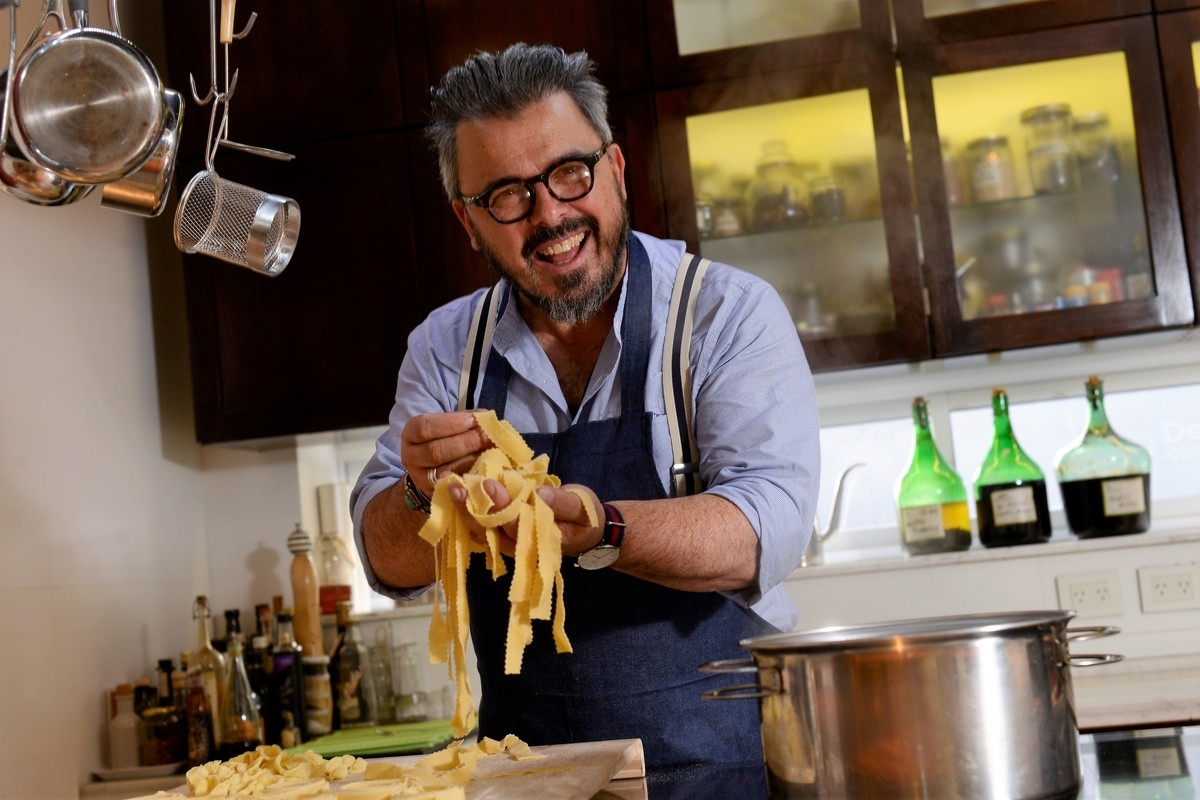 Donato de Santis, de origen italiano, es uno de los cocineros más populares de la Argentina. Donato de Santis, de origen italiano, es uno de los cocineros más populares de la Argentina.