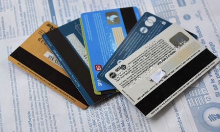 A partir de este mes, la autoridad tributaria incrementa el monto mínimo a partir del cual las entidades financieras deben reportar consumos con tarjeta de débito. A partir de este mes, la autoridad tributaria incrementa el monto mínimo a partir del cual las entidades financieras deben reportar consumos con tarjeta de débito.