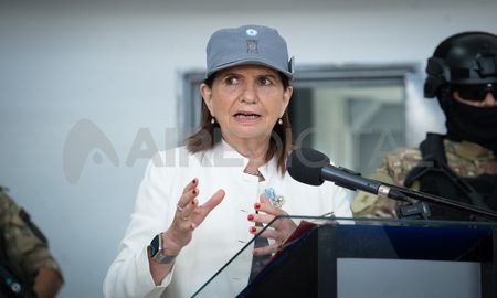 “Todos los días damos un paso más para liberar a Rosario de la toma de territorios por parte de los narcos”, dijo la funcionaria. “Todos los días damos un paso más para liberar a Rosario de la toma de territorios por parte de los narcos”, dijo la funcionaria.
