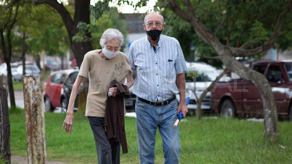 A pesar del mal tiempo, este jueves asistió mucha gente a la Esquina Encendida para la vacunación.