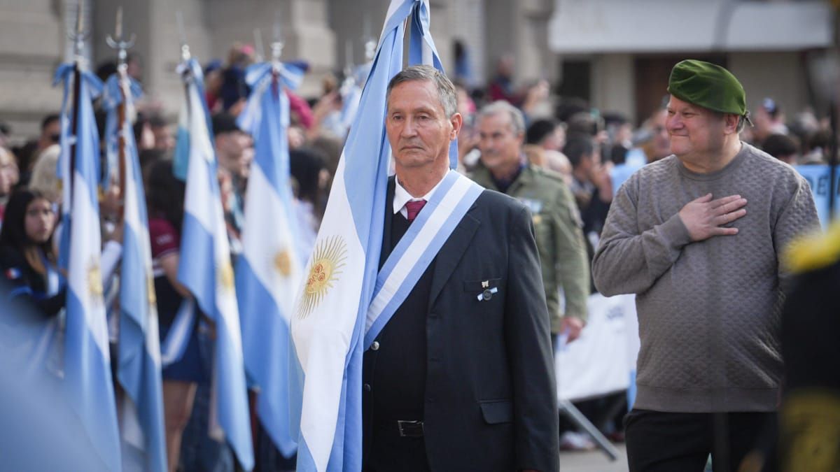El acto oficial por el 216° aniversario de la Revolución de Mayo se realizó en la Plaza 25 de Mayo, en una jornada a puro fervor patrio.