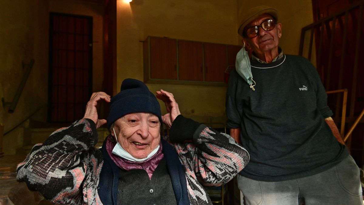 Los protagonistas en la tierna foto de Rosario, Domingo Moscato (86 años) y a María Teresa Dakak (78).