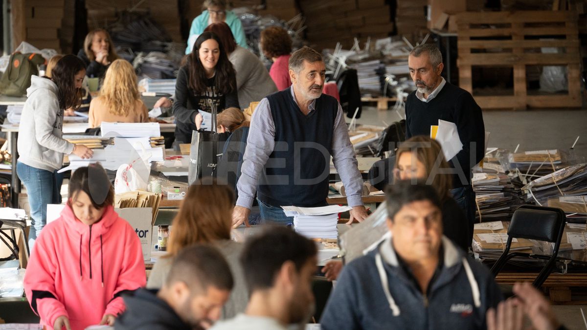 Personal de la secretaría Electoral nacional trabaja en el armado de material para las 8.332 mesas de votación. Personal de la secretaría Electoral nacional trabaja en el armado de material para las 8.332 mesas de votación.