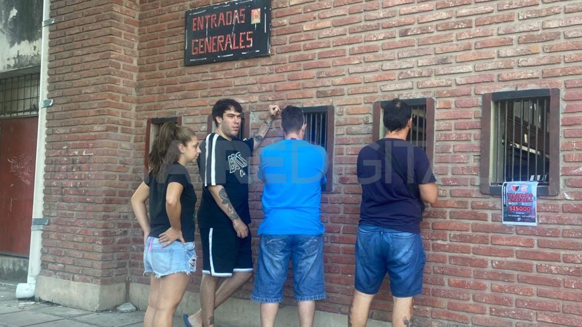 Movimiento en la boletería de Colón de cara al partido ante San Martín de Tucumán.