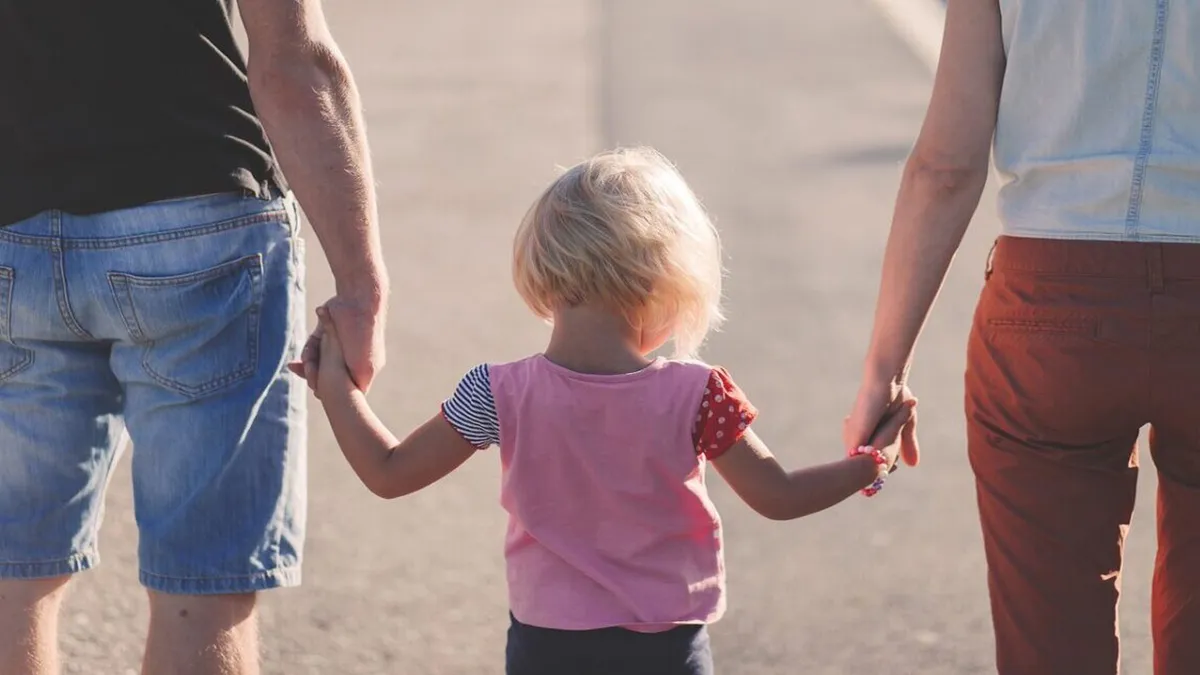 Pueden solicitar la Ayuda Escolar las familias que reciben una Asignación Familiar o Universal. Pueden solicitar la Ayuda Escolar las familias que reciben una Asignación Familiar o Universal.