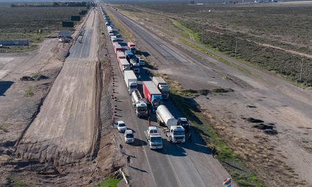 El bloqueo del tránsito en la ruta 3 en el acceso norte de Trelew continúa por segundo día. El bloqueo del tránsito en la ruta 3 en el acceso norte de Trelew continúa por segundo día.