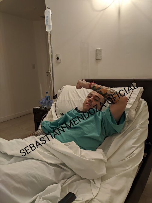 Sebastián Mendoza tenía una hernia epigástrica que casi lo mata.