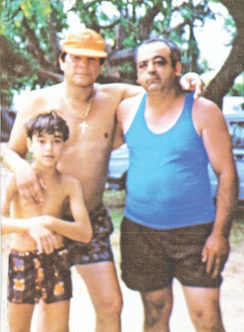 Esta es la última foto de Monzón con vida, y fue tomada el domingo 8 de enero de 1995, cerca de las 15, en el camping de Cayastá, unos 80 kilómetros al norte de esta capital. Quienes lo acompañan son Juan Carlos Fernández, por entonces de 43 años, y su hijo homónimo, de 10. Menos de tres horas después, Escopeta se convertiría en leyenda.