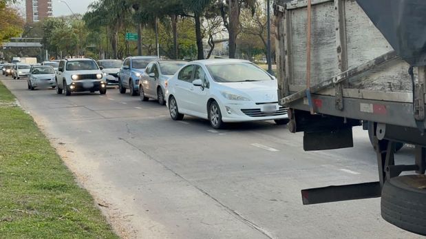 El tránsito está complicado en avenida 27 de Febrero de Santa Fe.