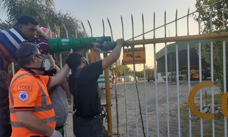 El muchacho quedó atrapado con su pierna derecha (a la altura del talón) incrustada en una reja de 20 milímetros aproximadamente de circunferencia, y su progenitor de 76 años, logró sostenerlo mientras pedía auxilio a gritos. El muchacho quedó atrapado con su pierna derecha (a la altura del talón) incrustada en una reja de 20 milímetros aproximadamente de circunferencia, y su progenitor de 76 años, logró sostenerlo mientras pedía auxilio a gritos.