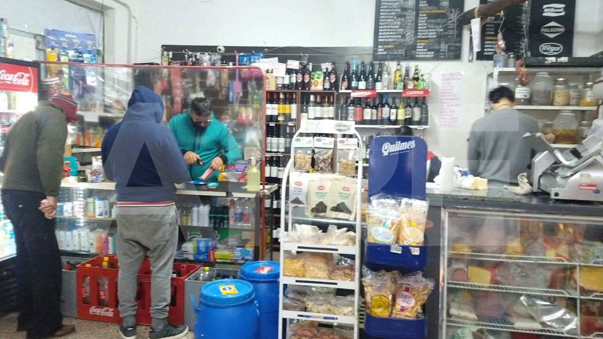 Los dueños del negocio aseguran que de no darles lo que pedían, los delincuentes armados podrían haberles disparado.