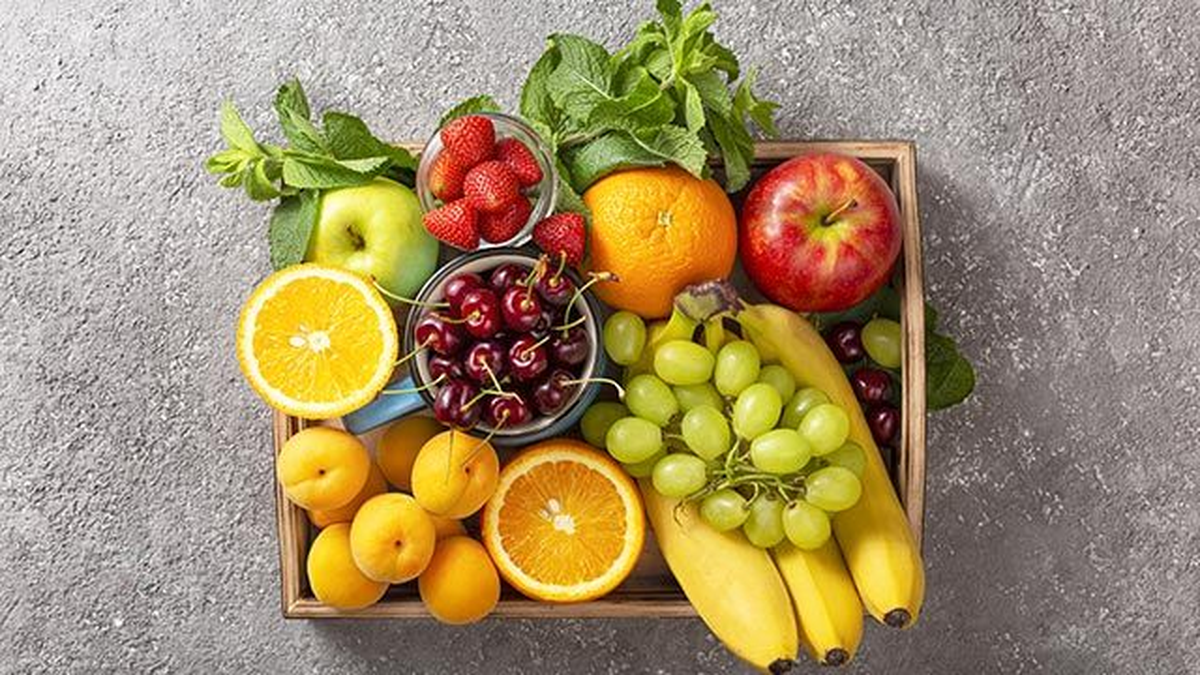 Las frutas aportan vitaminas y minerales. Si las tomás en jugo obtendrás mucha agua, y si lo haces en piezas enteras más fibra.