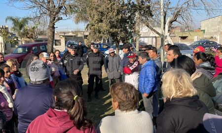 Los vecinos del barrio 12 de septiembre de Santo Tomé se reunieron con autoridades policiales y municipales por la ola de inseguridad que están viviendo. Los vecinos del barrio 12 de septiembre de Santo Tomé se reunieron con autoridades policiales y municipales por la ola de inseguridad que están viviendo.