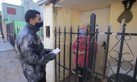 los voluntarios que luchan contra la pandemia y la soledad los voluntarios que luchan contra la pandemia y la soledad
