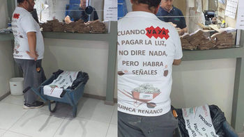 Córdoba: un carnicero fue a pagar una factura de $840 mil de luz con una carretilla cargada de plata