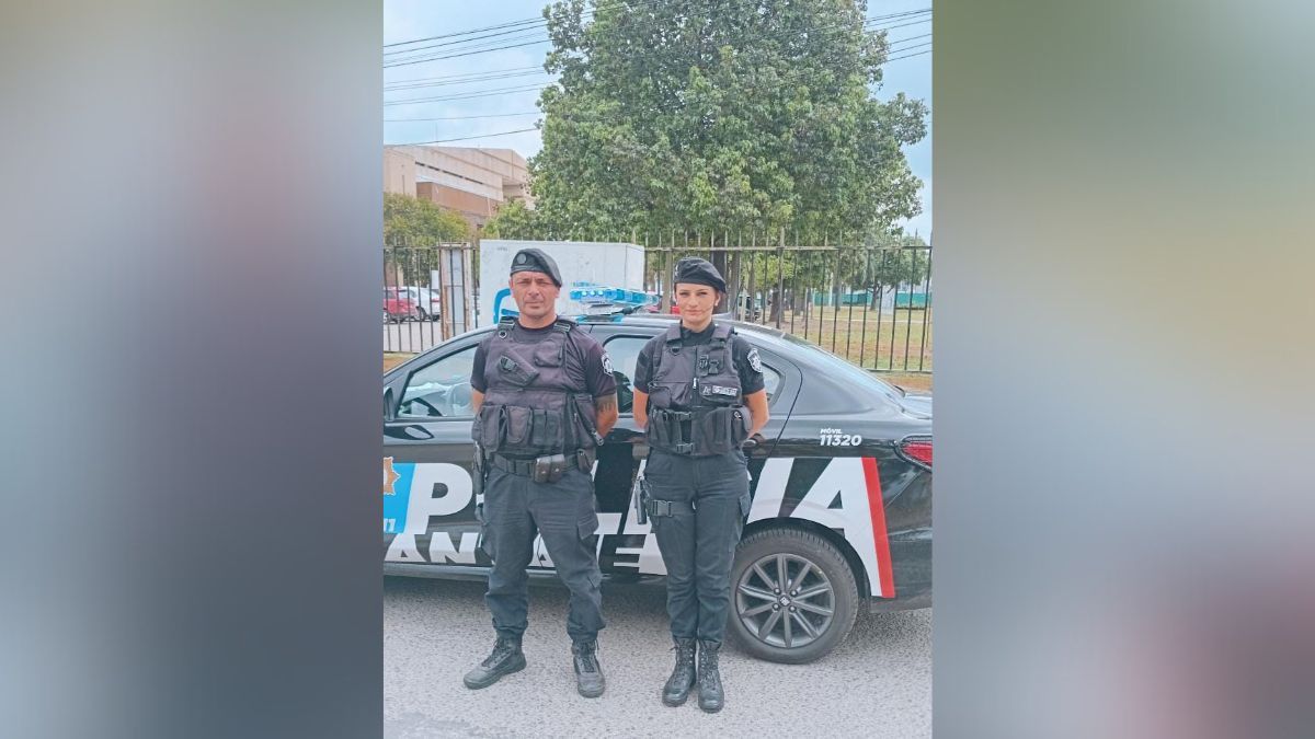 El suboficial Figueroa y la Suboficial Alarcón en el Hospital de Niños. El suboficial Figueroa y la Suboficial Alarcón en el Hospital de Niños.