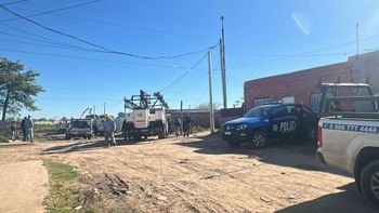 A más de un mes del violento episodio, una cuadrilla de la EPE retomó este miércoles las tareas en barrio Villa del Parque.