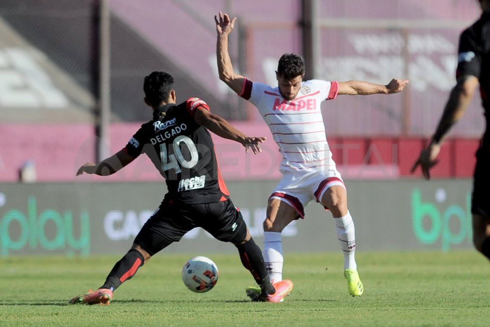 Rafael Delgado (Colón) y Lautaro Acosta (Lanús) disputan la posesión de la pelota.