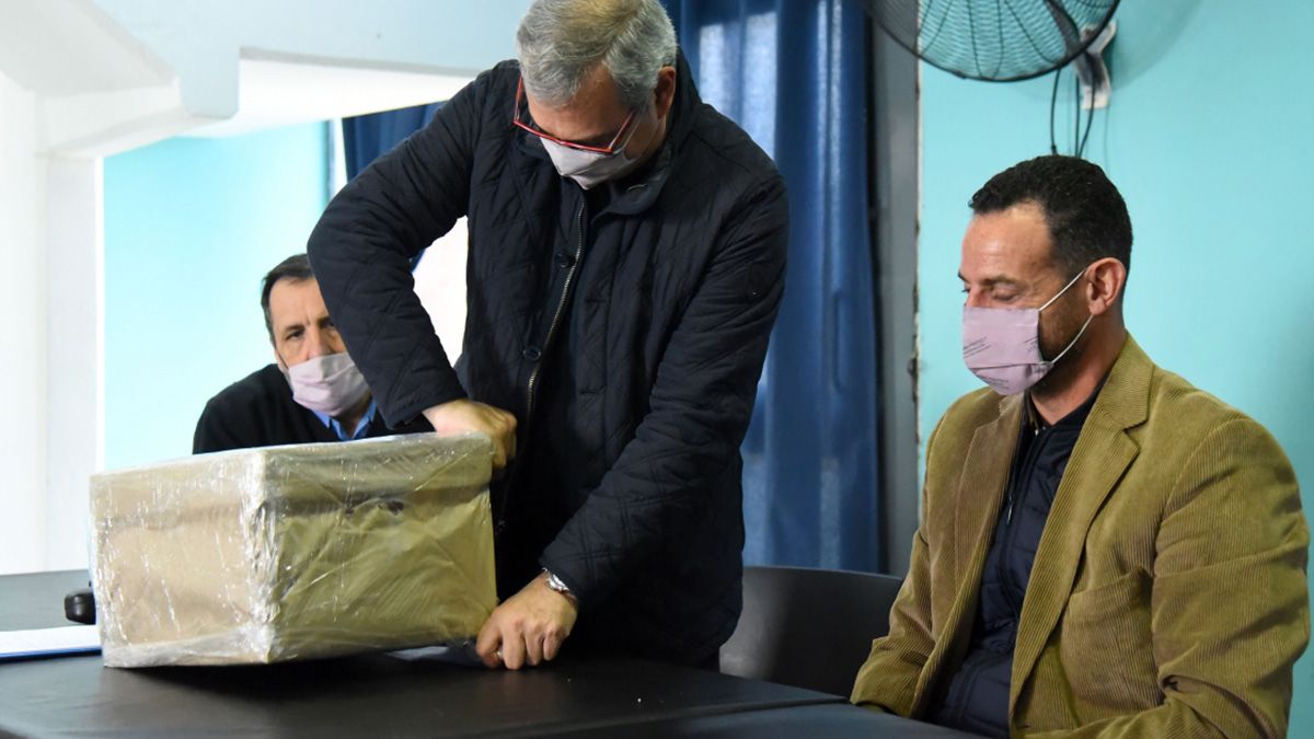 Autoridades provinciales abrieron los sobres con as ocho ofertas para la construcción del muro en la cárcel de Piñero.