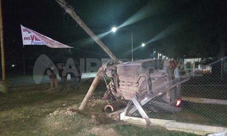 El auto quedó destrozado, debido al accidente en la Ruta Nacional N° 11 y Córdoba, Sauce Viejo. El auto quedó destrozado, debido al accidente en la Ruta Nacional N° 11 y Córdoba, Sauce Viejo.