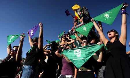 Este miércoles la Comisión de Mujeres y Equidad de Género de la Cámara de Diputados y Diputadas de Chile comenzará a discutir un proyecto de ley que despenaliza el aborto hasta la semana 14 de gestación. Este miércoles la Comisión de Mujeres y Equidad de Género de la Cámara de Diputados y Diputadas de Chile comenzará a discutir un proyecto de ley que despenaliza el aborto hasta la semana 14 de gestación.