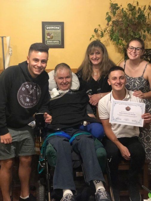 Alejandro Macchi junto a su mujer y sus tres hijos.