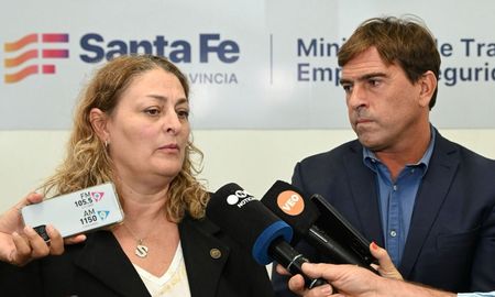 La ministra Ciancio subrayó que la propuesta salarial se enmarca en el contexto de negociaciones paritarias de la provincia y resaltó el esfuerzo financiero del gobierno. La ministra Ciancio subrayó que la propuesta salarial se enmarca en el contexto de negociaciones paritarias de la provincia y resaltó el esfuerzo financiero del gobierno.