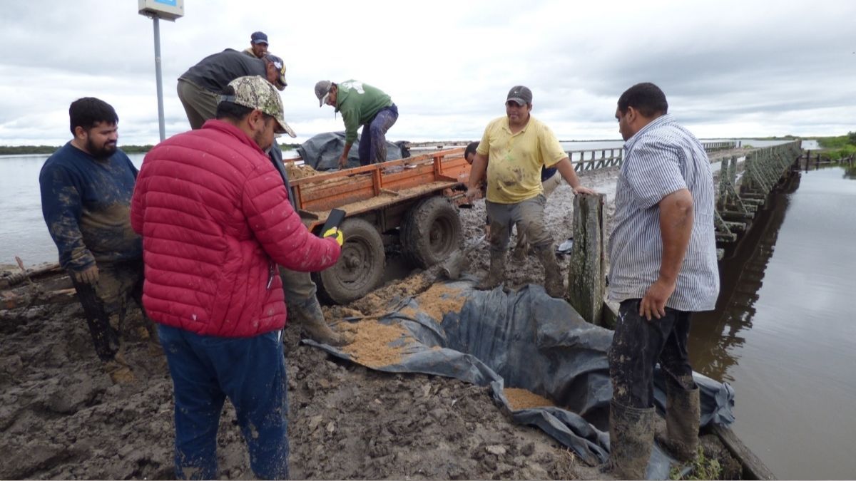 Una cuadrilla de la Comuna de Fort&iacute;n Olmos trabaj&oacute; en ambos extremos del puente para garantizar la transitabilidad.
