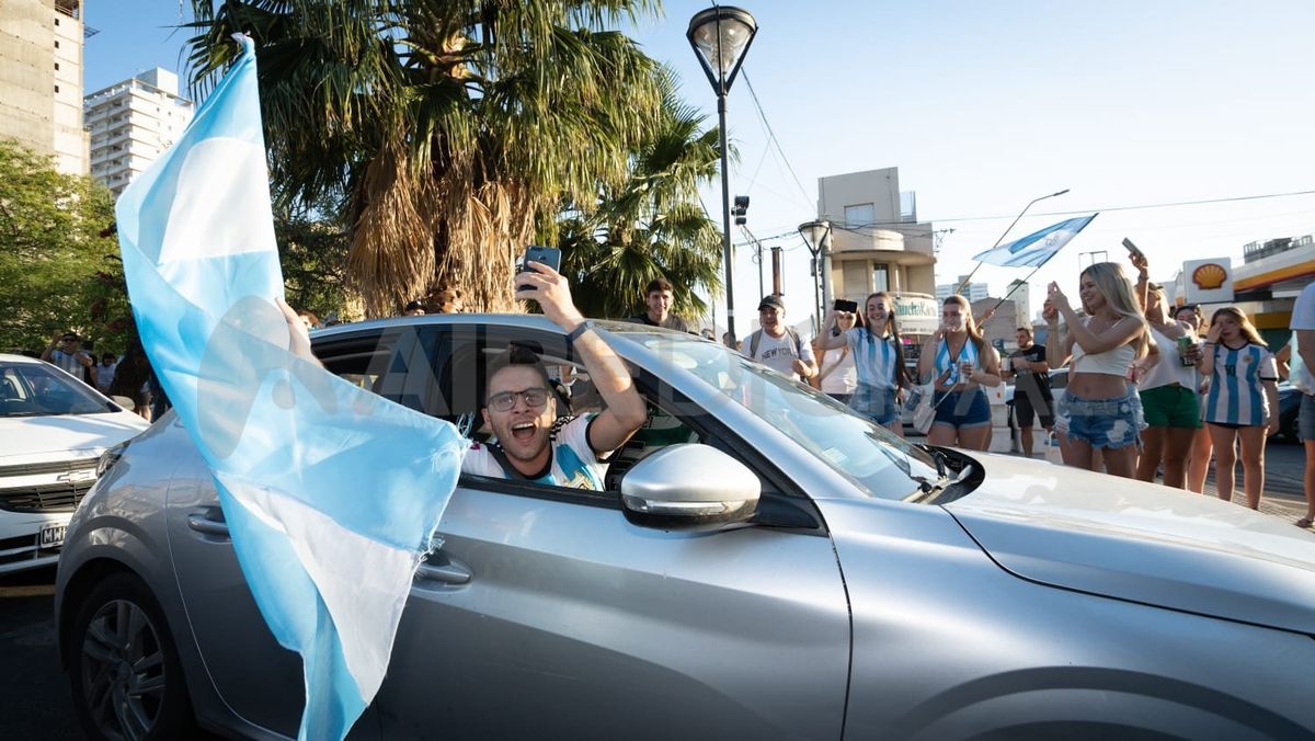 &iexcl;Vamos Argentina! Las banderas flamearon por las ventanillas de los autos.