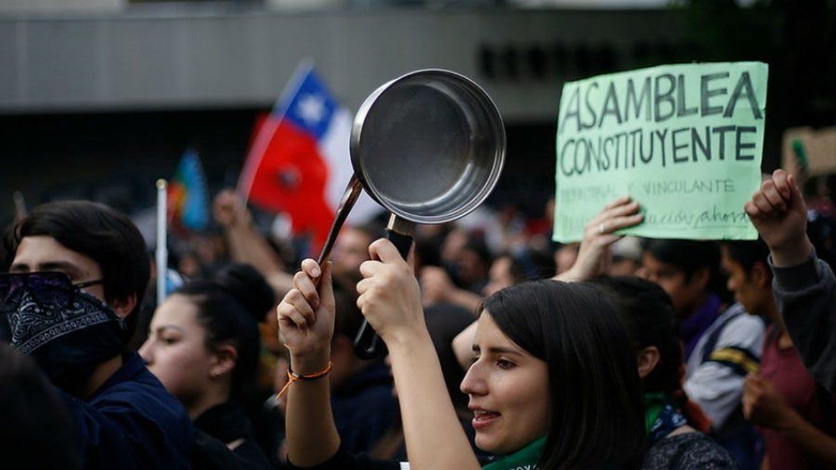 La convocatoria a una nueva Convención Constituyente para reformar la Constitución Nacional fue uno de los pedidos en los masivos reclamos que vivió Chile el año pasado.