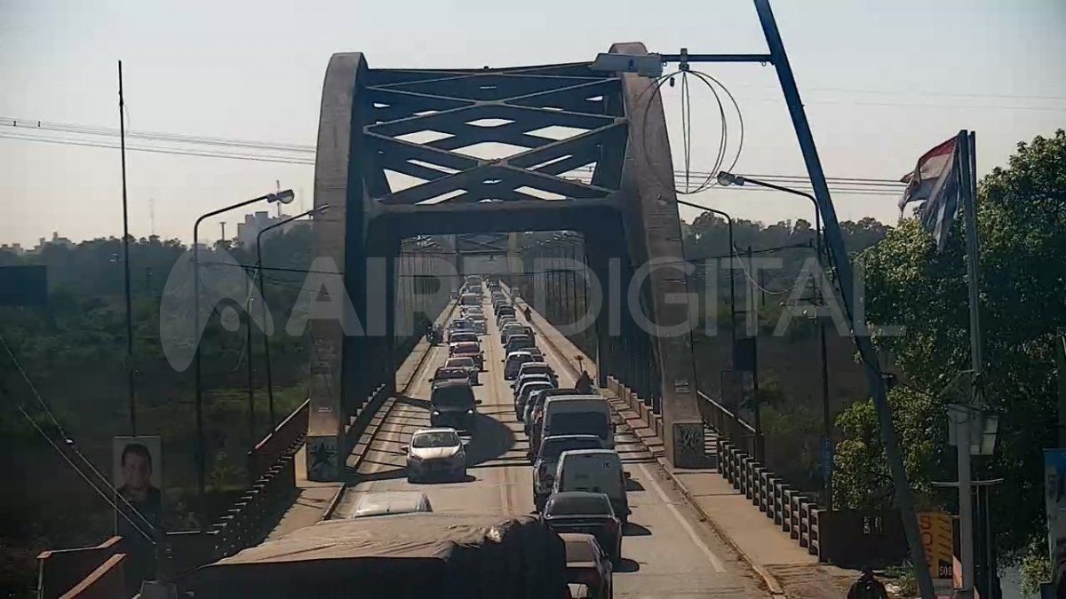 La cámara de AIRE ubicada en 7 de Marzo y Mitre de Santo Tomé registró el accidente y las demoras posteriores que se produjeron sobre el Puente Carretero.
