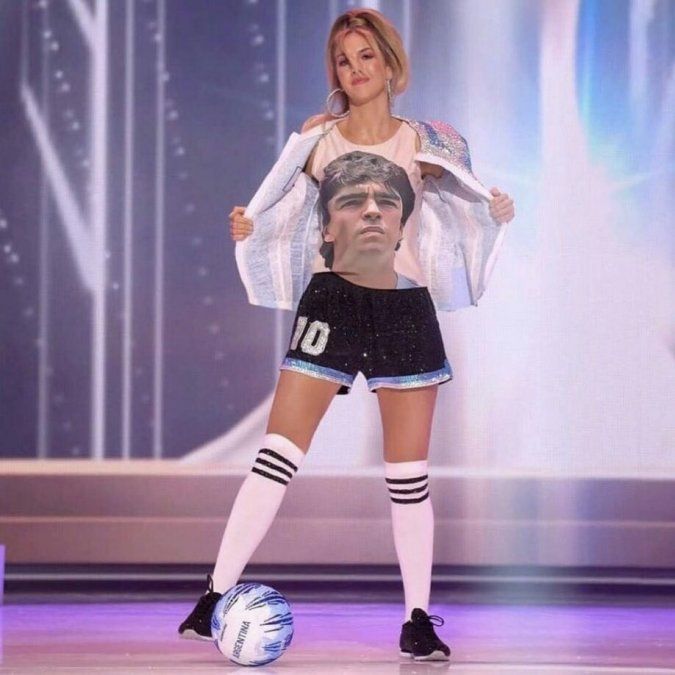 Alina Luz Akserald descubre la remera con la estampa de Maradona que utilizó para cumplir con la actividad del concurso de Miss Universo.