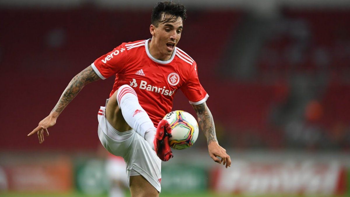 Renzo Saravia sufrió una grave lesión en una de sus rodillas y es la segunda baja para Lionel Scaloni para la Selección Argentina.