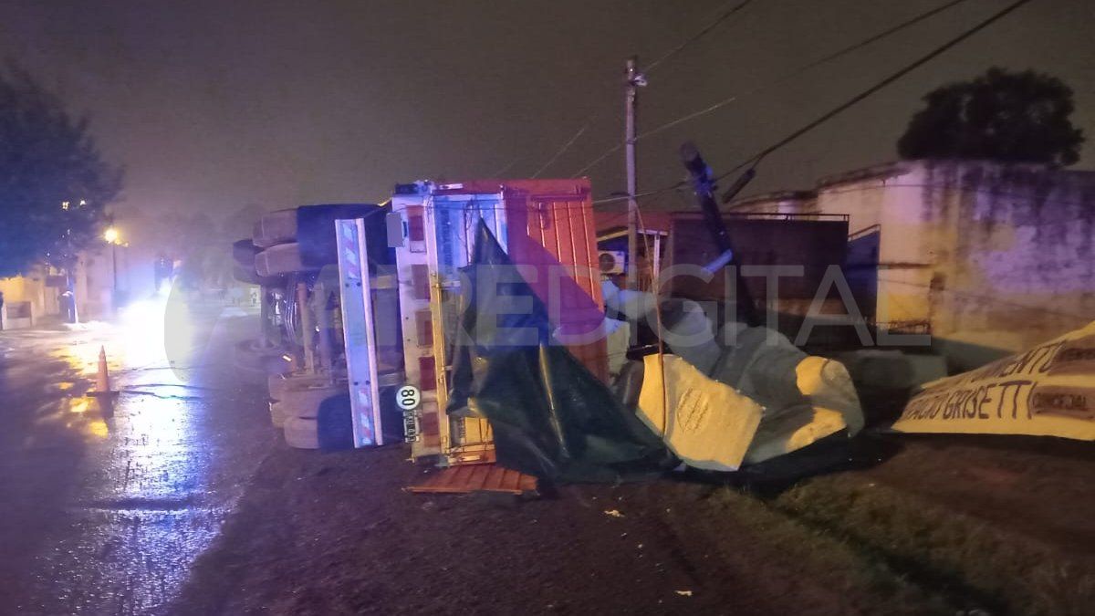 El acoplado del camión quedó volcado sobre la Ruta 11