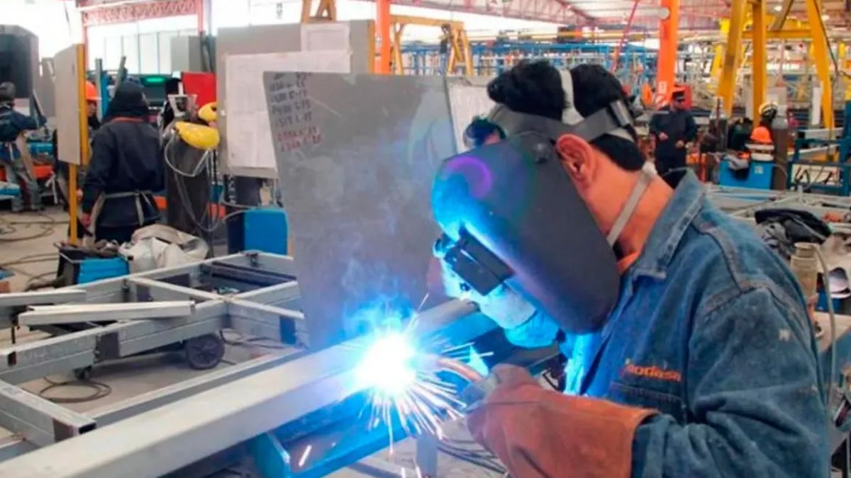 El salario de agosto para los obreros metalúrgicos. El salario de agosto para los obreros metalúrgicos.