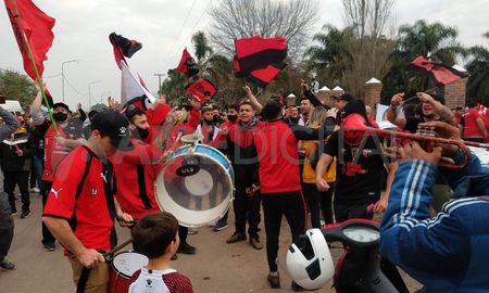 En la previa a Colón-Lanús, por el Torneo de la Liga Profesional, hinchas sabaleros hicieron un banderazo en el ingreso al predio del club. En la previa a Colón-Lanús, por el Torneo de la Liga Profesional, hinchas sabaleros hicieron un banderazo en el ingreso al predio del club.