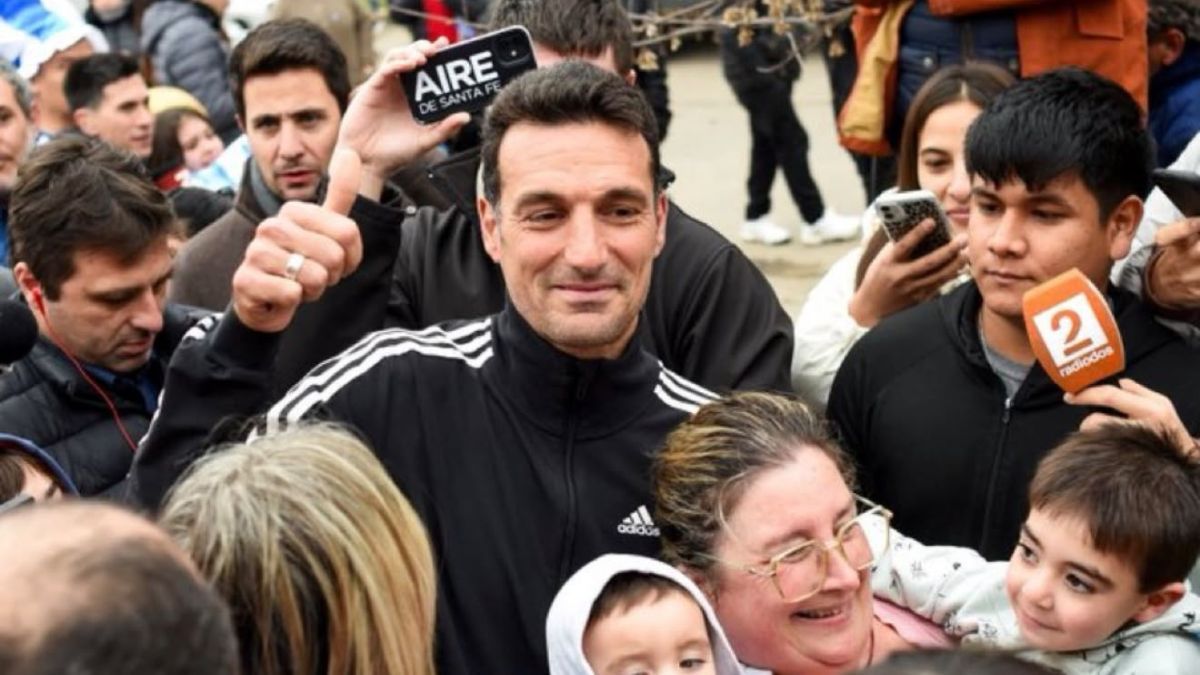 Lionel Scaloni se refugió en su Pujato natal tras la exigente competencia en Norteamérica, recibiendo el afecto constante de cientos de fanáticos en la puerta de su vivienda.
