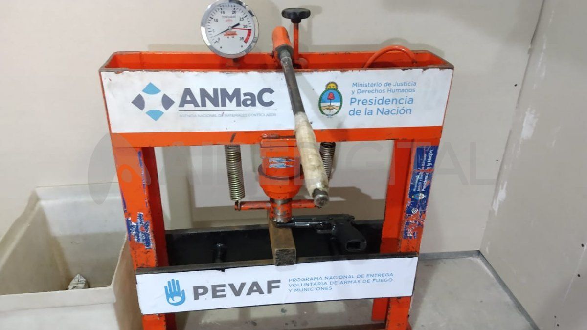 El tratamiento que se le da al arma es inutilizarla con una prensa hidráulica.