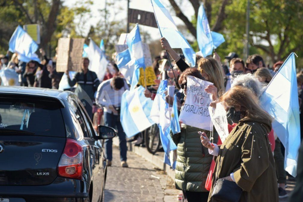 {altText(<p> El #19S en Rosario, donde se extendieron las restricciones a actividades y rubros.&nbsp;</p>,#19S: las marchas contra la cuarentena en el país)}