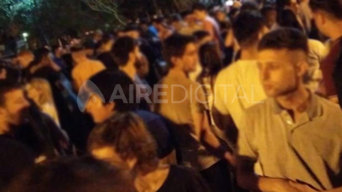 En plena pandemia, cientos de jóvenes armaron un boliche al aire libre en el Parque Municipal de Suardi