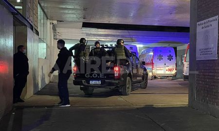 Juan Ríos, de 27 años, recibió un disparo en la zona del omóplato y fue trasladado al Hospital Cullen. Juan Ríos, de 27 años, recibió un disparo en la zona del omóplato y fue trasladado al Hospital Cullen.