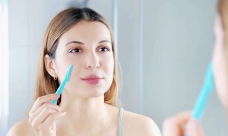 El dermaplaning puede dejar la piel más lisa y preparar mejor los productos de cuidado facial. El dermaplaning puede dejar la piel más lisa y preparar mejor los productos de cuidado facial.