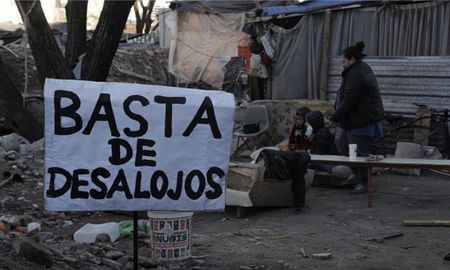 El predio tomado pacíficamente or las familias está emplazado en la esquina de La Pampa y Ciervo de Los Andes, del Barrio 31, donde antiguamente funcionaba un basural. El predio tomado pacíficamente or las familias está emplazado en la esquina de La Pampa y Ciervo de Los Andes, del Barrio 31, donde antiguamente funcionaba un basural.