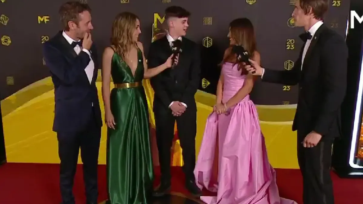 Pampita y Benjamín Vicuña muy unidos en la alfombra roja de los Martín Fierro