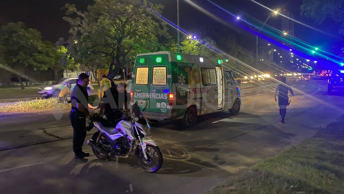 La moto en la que circulaban los accidentados.